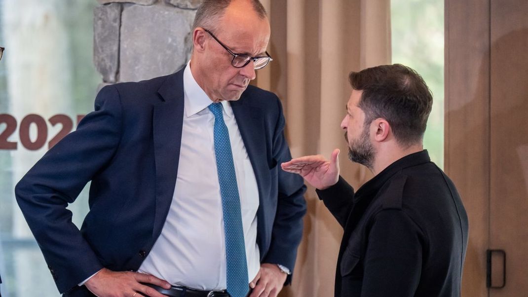 In Berlin beraten Kanzler Merz (links) und Präsident Selenskyj Wege für mehr Druck auf Russland. (Archivbild)