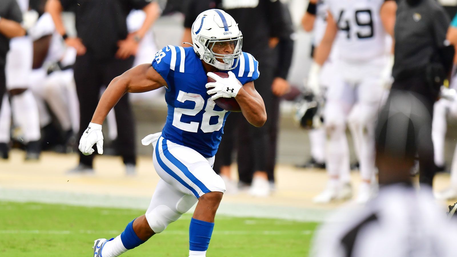 
                <strong>RB: Jonathan Taylor (vs. Minnesota Vikings)</strong><br>
                Durch den verletzungsbedingten Ausfall von Starter Marlon Mack ist der Weg frei für Rookie-Running-Back Jonathan Taylor. Bereits in seinem ersten Spiel wusste der Neuling zu überzeugen und sammelte als Backup immerhin acht Punkte. In der Rolle des Starting-Running-Backs wird Taylor also mit großer Wahrscheinlichkeit mehr Punkte erzielen können, diesbezüglich wird ihm auch die angesprochene Schwäche der Vikings-Defense entgegenkommen. Der ehemalige Spieler der Wisconsin Badgers könnte in diesem Jahr eine der großen Überraschungen in der NFL werden.
              