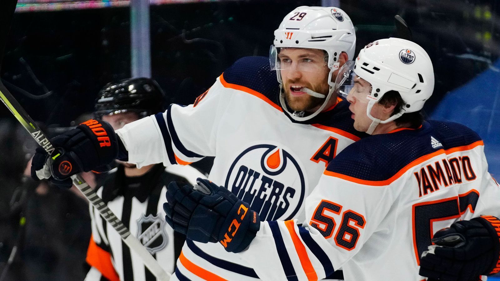 
                <strong>Leon Draisaitl (Edmonton Oilers) - 101 Scorerpunkte (50 Tore/51 Assists)</strong><br>
                Der deutsche Eishockey-Superstar bastelt erneut an einer individuell herausragenden Saison, ist sowohl im Rennen um den besten NHL-Torjäger als auch im Rennen um den Top-Scorer der NHL-Hauptrunde ein heißer Kandidat. Beim 6:1 seiner Edmonton Oilers gegen die Anaheim Ducks knackte er zum dritten Mal in seiner Karriere die 100-Punkte-Marke und erreichte zum zweiten Mal 50 Treffer. Die Rocket Richard Trophy für den besten Torjäger wird sehr wahrscheinlich zwischen dem Kölner und Auston Matthews (Toronto Maple Leafs) entschieden, die Art Ross Trophy für den besten Punktesammler könnte ihm sein kongenialer Oilers-Partner Connor McDavid streitig machen.
              