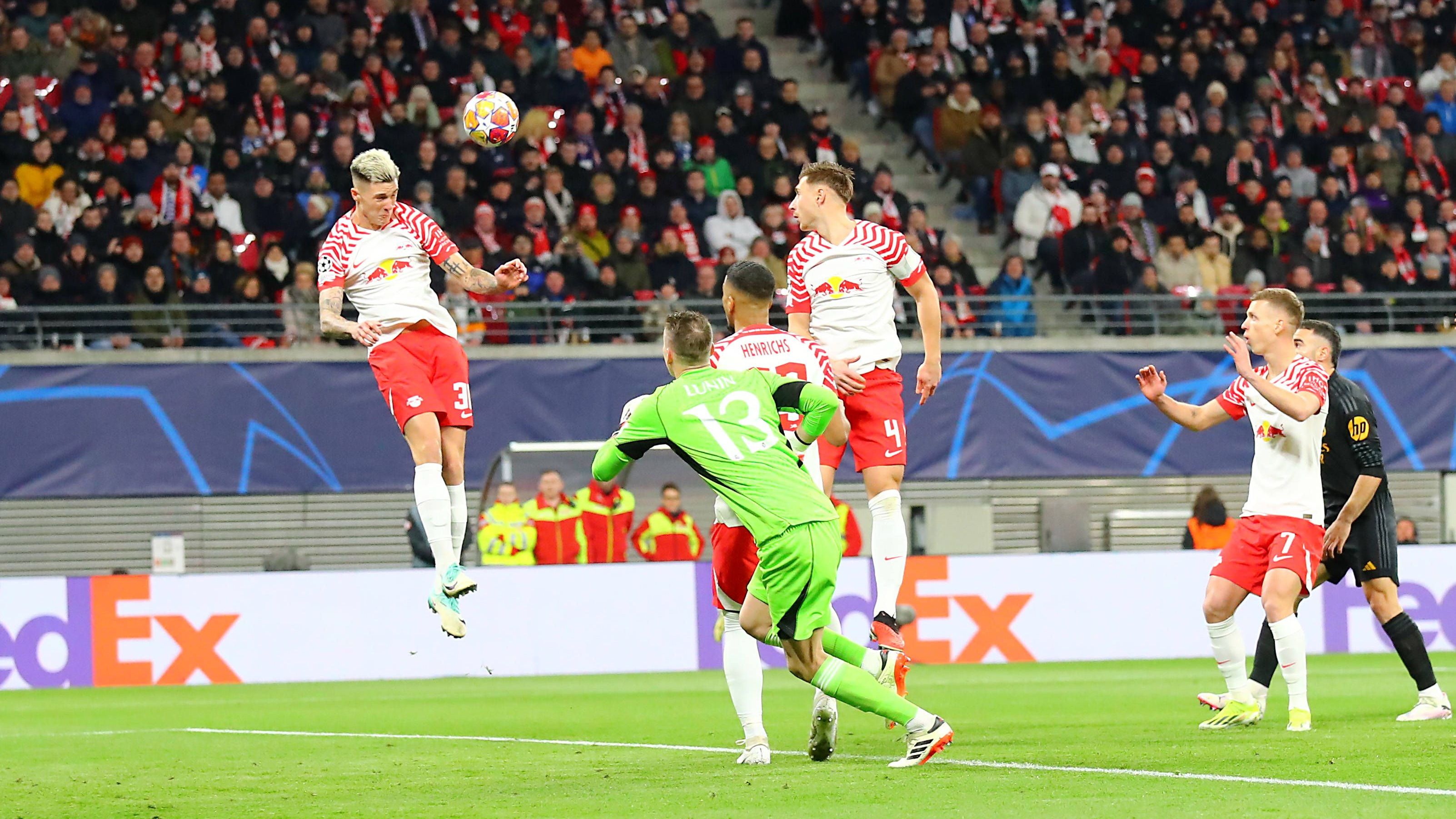 <strong>Greift Henrichs aktiv ins Spielgeschehen ein?</strong><br>Der Nationalspieler (m.) berührt Real-Keeper Lunin, während der Ball in Richtung Sekso fliegt, leicht im Rücken. Aber greift er wirklich aktiv in die Szene ein und sorgt für einen unfairen Vorteil für die "Roten Bullen"? Oder steht Henrichs passiv im Abseits?