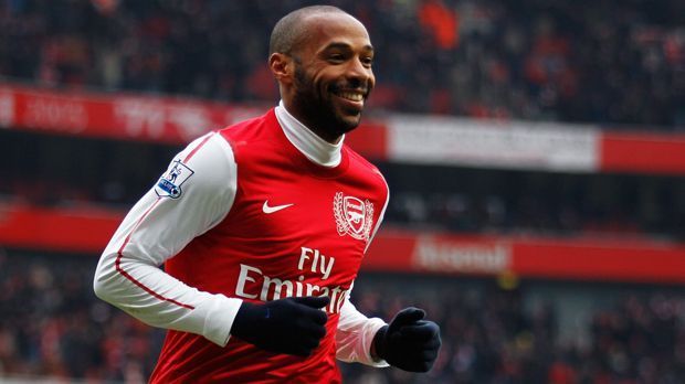 
                <strong>Thierry Henry</strong><br>
                Thierry Henry: Der Franzose ist längst eine lebende Arsenal-Legende und steht als Statue völlig zu Recht vor dem Emirates Stadium. 258 Mal lief Henry alleine in der Premier League für die "Gunners" auf. Ausbeute: 176 Tore, 57 Vorlagen. Sein Lehrmeister war ganz klar Arsene Wenger, der aus dem bei Juventus Turin gefloppten Flügelstürmer zwischen 1999 und 2007 einen der besten Mittelstürmer Europas formte. Vier Mal wurde Henry Torschützenkönig in der Premier League, bevor er 2007 nach zwei Meistertiteln und drei Pokalsiegen zum FC Barcelona wechselte. Von Januar bis Februar 2012 gab er als Leihspieler noch ein kurzes Comeback bei Arsenal. Heute ist der 39-Jährige Co-Trainer der belgischen Nationalmannschaft.
              