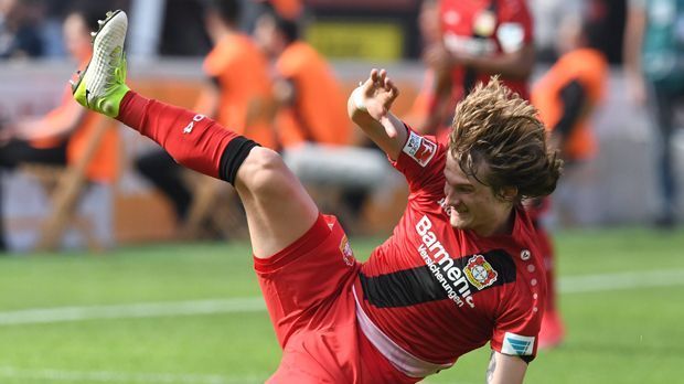 
                <strong>Tin Jedvaj (Bayer Leverkusen)</strong><br>
                Die Vorbereitung hatte für Bayer Leverkusen und Tin Jedvaj gerade erst begonnen, da war sie für den kroatischen Nationalspieler schon wieder beendet. Der Abwehrmann zog sich im Training einen Haarriss im rechten Schienbein zu. Er fällt voraussichtlich bis September aus.
              