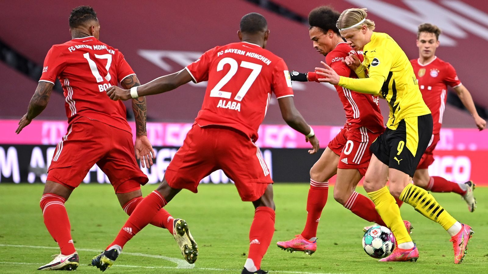 
                <strong>Der Bundesliga-Klassiker: Die Noten der Bayern- und BVB-Stars</strong><br>
                Da war einiges los im Topspiel am Samstagabend: In den ersten Minuten geht Borussia Dortmund in München blitzschnell mit 2:0 in Führung, doch die Bayern drehen die Partie zum 4:2. Wir haben den FC Bayern und den BVB in der Einzelkritik benotet.
              