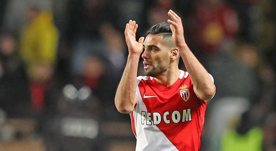 
                <strong>Grund 4: Radamel Falcao</strong><br>
                Neben dem Youngster Mbappe blüht unter Leonardo Jardim allerdings auch ein Altmeister wieder auf. Nach zwei schlechten Spielzeiten bei Manchester United und dem FC Chelsea (mit insgesamt nur sieben Toren) schien Radamel Falcao bereits in der Versenkung verschwunden zu sein. Es folgte die Rückkehr zum AS Monaco - und plötzlich läuft es wieder beim 31 Jahre alten Kolumbianer. 25 Tore in 33 Pflichtspielen, dazu fünf Assists: Falcao ist Monacos Topscorer in dieser Saison. Vor allem im Champions-League-Achtelfinale gegen Manchester City zeigte der Angreifer, wie gefährlich er ist. Aufpassen, BVB!
              