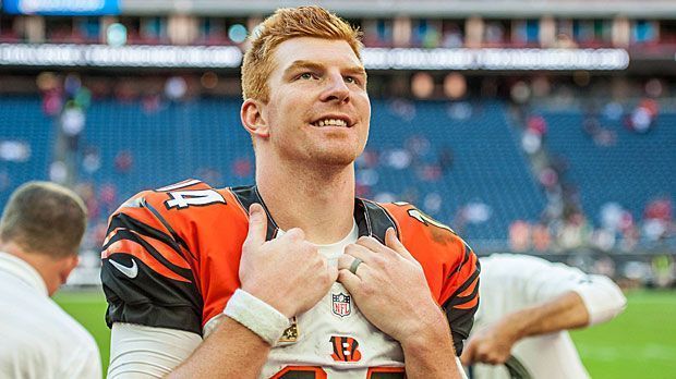 
                <strong>Platz 8: Andy Dalton (20,7 Millionen Euro)</strong><br>
                Platz 8: Andy Dalton (20,7 Millionen Euro). Bei den Cincinnati Bengals verdient der Quarterback derzeit 19,8 Millionen Euro im Jahr (Gehalt + Boni). Spielt der Rotschopf sich künftig mehr ins Rampenlicht, sollte auch über Sponsoren mehr zu holen sein als die bisherigen 900.000 Euro.
              