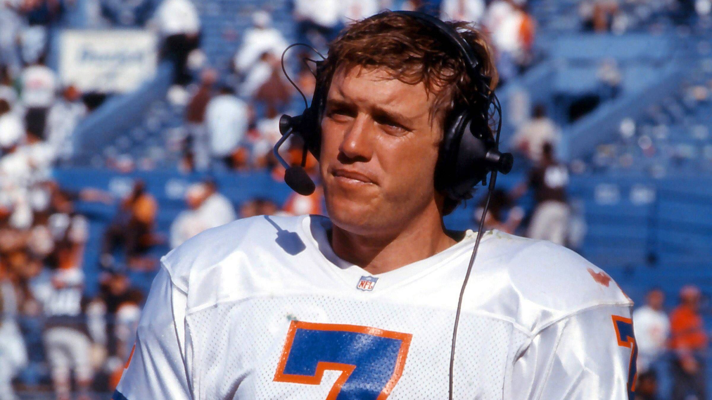 <strong>John Elway</strong><br>Vor Manning war Elway. Der zog eine ähnliche Nummer bereits 1983 ab. Der sichere Nummer-eins-Pick gab vor dem Draft bekannt, nicht für die Baltimore Colts spielen zu wollen. Die glaubten das offenbar nicht und wählten ihn trotzdem aus. Nachdem Elway bekannt gab, dann doch lieber Baseball spielen zu wollen, tradete Baltimore ihn zu den Broncos - für deutlich weniger, als ihnen noch kurz vor dem Draft von den Falcons angeboten wurde..&nbsp;