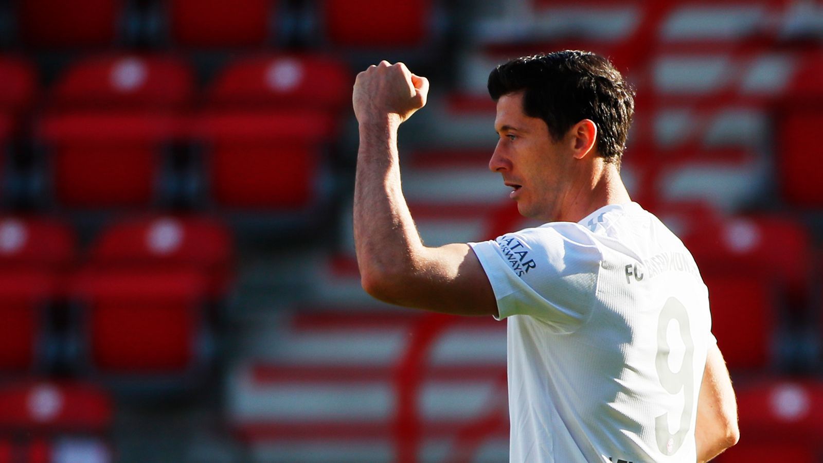 
                <strong>Die Karriere: Robert Lewandowski</strong><br>
                Lewandowski startete seine Profi-Karriere in Polen bei Lech Posen, für die er am 17.7.2008 erstmals auflief. Im Sommer 2010 wechselte "Lewy" für eine Ablöse von 4,75 Millionen Euro zu Borussia Dortmund. Nach vier erfolgreichen Jahren zog der Stürmer 2014 ablösefrei zum großen Konkurrenten Bayern München weiter, bei dem er bis heute aktiv ist. Mit insgesamt 229 Bundesligatoren liegt der 31-Jährige auf dem dritten Platz der ewigen Torjägerliste, hinter Klaus Fischer (268) und Gerd Müller (365). Lewandowski ist somit aktuell der erfolgreichste ausländische Torjäger der Bundesliga-Geschichte.
              