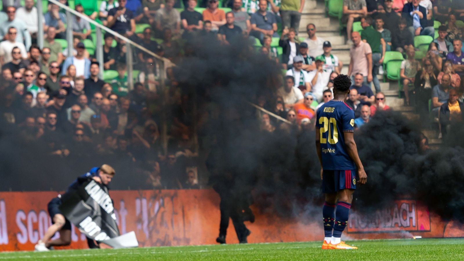 
                <strong>Fan-Frust nach Abstieg aus der Eredivisie</strong><br>
                Im vorletzten Heimspiel der Eredivisie-Saison gastierte Ajax Amsterdam beim bereits feststehenden Absteiger FC Groningen. Dabei kam es zu Ausschreitungen, die durch die frustrierten Fans der Gastgeber ausgelöst wurden. Pyrotechnik flog schon nach wenigen Minuten auf den Platz, ...
              