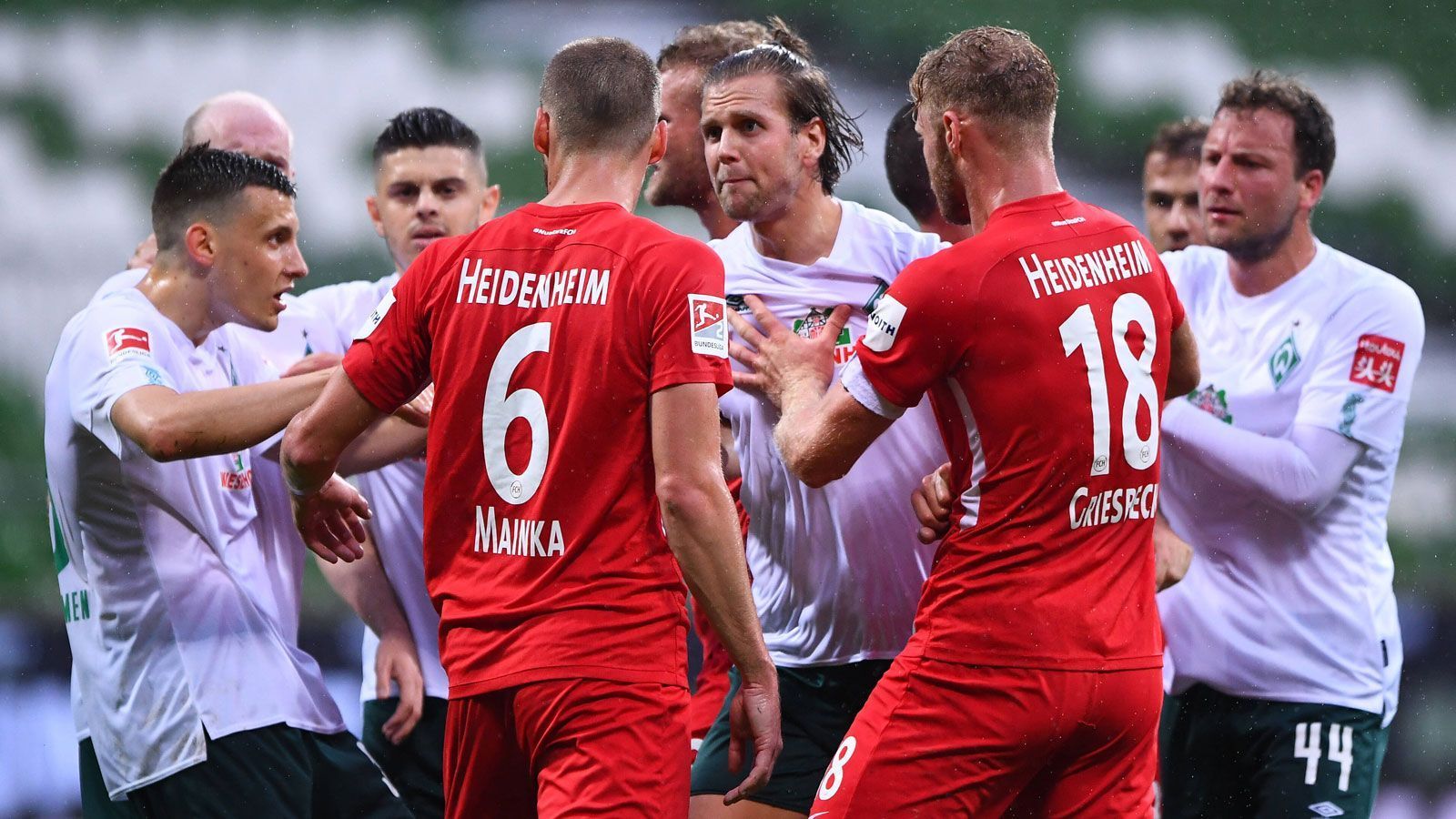 
                <strong>Relegationsrückspiel: Was spricht für Bremen? Was für Heidenheim?</strong><br>
                Mit der Partie 1. FC Heidenheim gegen Werder Bremen (ab 20:30 Uhr im Liveticker auf ran.de) wird endgültig ein Schlussstrich unter diese wegen der äußeren Umstände so merkwürdige Bundesligasaison gezogen. Im Relegationsrückspiel geht es um den letzten freien Platz für die kommende Spielzeit. Wie das Foto aus der torlosen ersten Begegnung beweist, mangelt es keinem der Teams an Engagement, auch ansonsten begegnen sie sich auf Augenhöhe. Vor dem Anpfiff in der Voith-Arena zeigt ran.de, was für die Hanseaten und was für die Schwaben spricht.
              