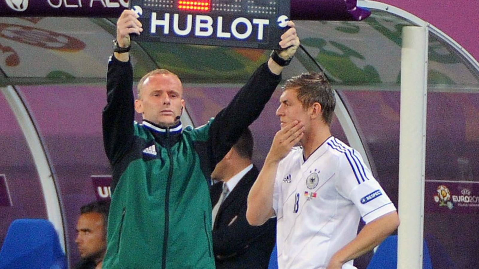 
                <strong>Erster Einsatz bei einer EM-Endrunde</strong><br>
                Bei der EM 2012, der ersten für Kroos, nahm dieser in der Vorrunde zunächst die Rolle des Jokers ein. Gleich im ersten Gruppenspiel gegen Portugal (1:0) durfte Kroos in der Schlussphase ein paar Minuten mitwirken und so ging es auch in den weiteren Vorrunden-Begegnungen der DFB-Elf weiter (neun Minuten gegen die Niederlande, neun Minuten gegen Dänemark). Bei der 1:2-Niederlage im Halbfinale gegen Italien stand Kroos dann erstmals in der Startelf, davor im Viertelfinale saß er hingegen gegen Griechenland noch 90 Minuten draußen. 
              