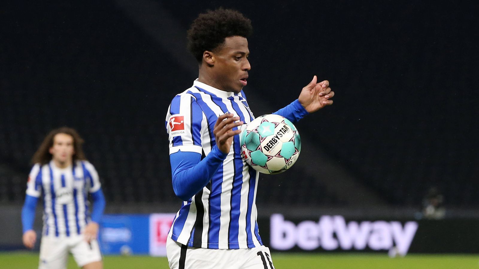 
                <strong>Javairo Dilrosun (Niederlande)</strong><br>
                Bei der Hertha konnte sich Javairo Dilrosun noch nicht durchsetzen. Insgesamt kommt der 22-Jährige nur auf sieben Einsätze, nicht einmal spielte er über 90 Minuten. In der niederländischen U21 ist er an der Seite von Kluivert, sofern er fit ist, allerdings gesetzt. Dilrosun erzielte in der EM-Quali zwei Tore.
              