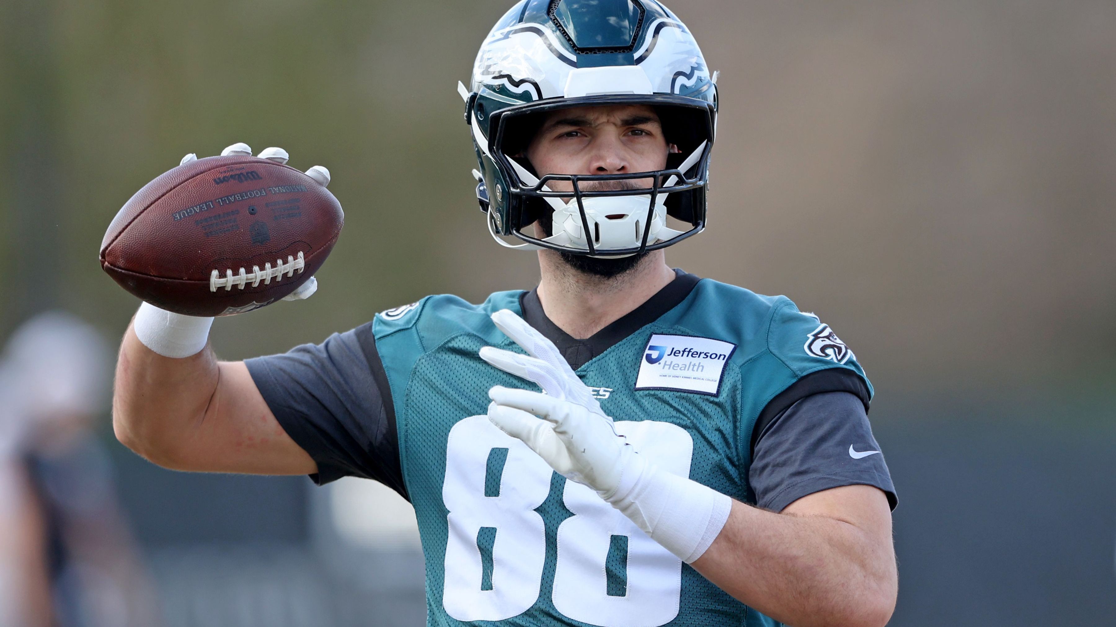 <strong>Dallas Goedert</strong><br>Der Tight End der Philadelphia Eagles ist wahrscheinlich der Plan B des Teams, sollte es die Chiefs-Defense wirklich schaffen RB Saquon Barkley aus dem Spiel zu nehmen. Und hier die passende Wette dazu: Hurts wirft die meisten Yards im Spiel, Goedert kommt auf die meisten Receiving Yards und Chiefs-RB Kareem Hunt wird durch den bröckelnden Barkley die meisten Rushing Yards am Ende des Spiels haben. Wer diese Dreier-Kombi wettet (+6000).