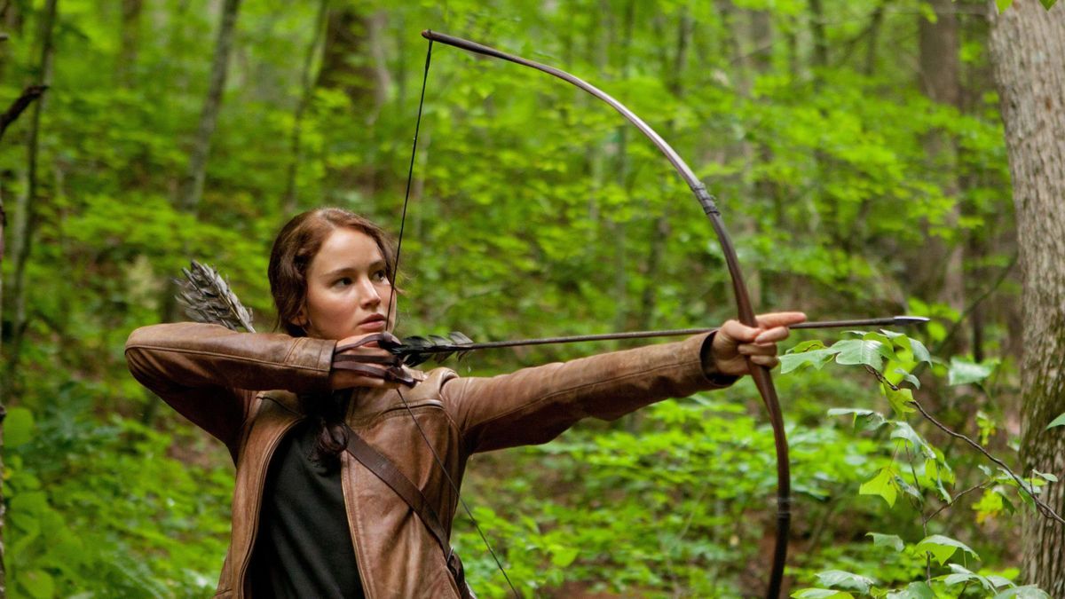 In "Die Tribute von Panem" kämpft die 17-jährige Katniss Everdeen aus Distrikt 12 ums Überleben und jagt mit Pfeil und Bogen, um ihre Familie zu ernähren.
