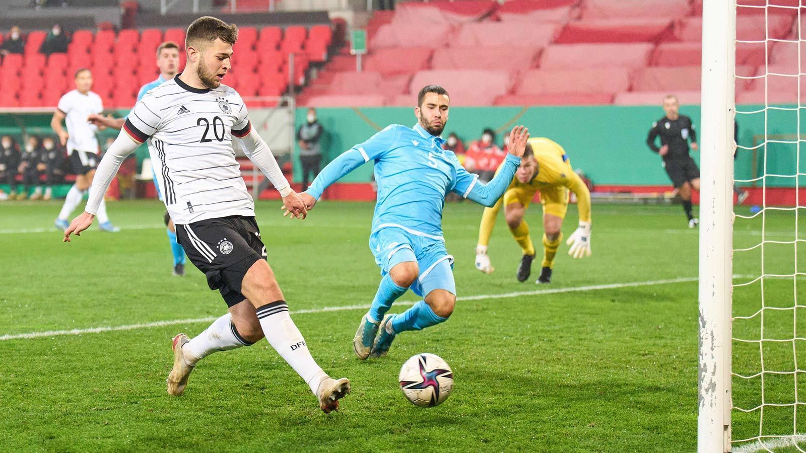 
                <strong>Erik Shuranov</strong><br>
                Spielt lange unauffällig, steht dann in der 15. Minute aber richtig, als Burkardt mit einem wunderbaren Chip-Pass seinen Treffer zum zwischenzeitlichen 2:0 vorbereitet. Das ist auch eine Qualität. Shuranov hat offenbar einen Torriecher und weiß wo ein Torjäger im gegnerischen Strafraum zu stehen hat. ran-Note: 3
              