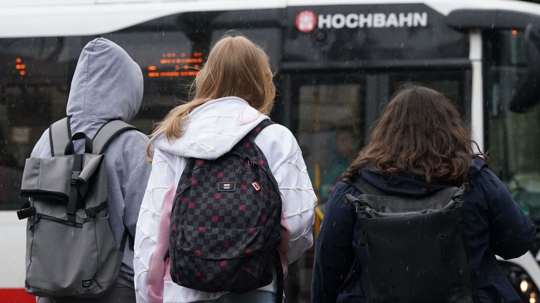 Hamburger Schüler:innen können im nächsten Jahr den Regional- und Nahverkehr bundesweit kostenlos nutzen.