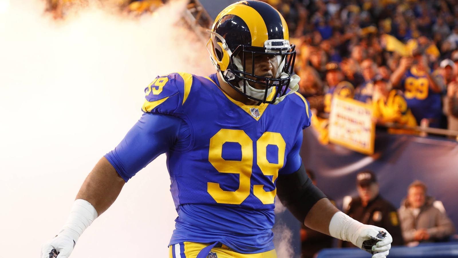 
                <strong>Platz 1: Aaron Donald</strong><br>
                Position: Defensive TackleTeam: Los Angeles RamsPlatzierung im Vorjahr: 7
              