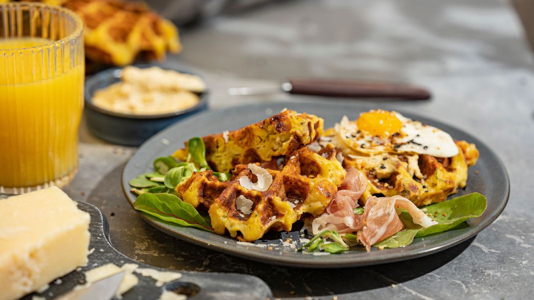 Hast du Lust auf Waffeln, aber herzhaft? Dann solltest du dieses Rezept unbedingt ausprobieren - perfekt für morgens oder auch abends, wenn es mal schnell gehen soll.