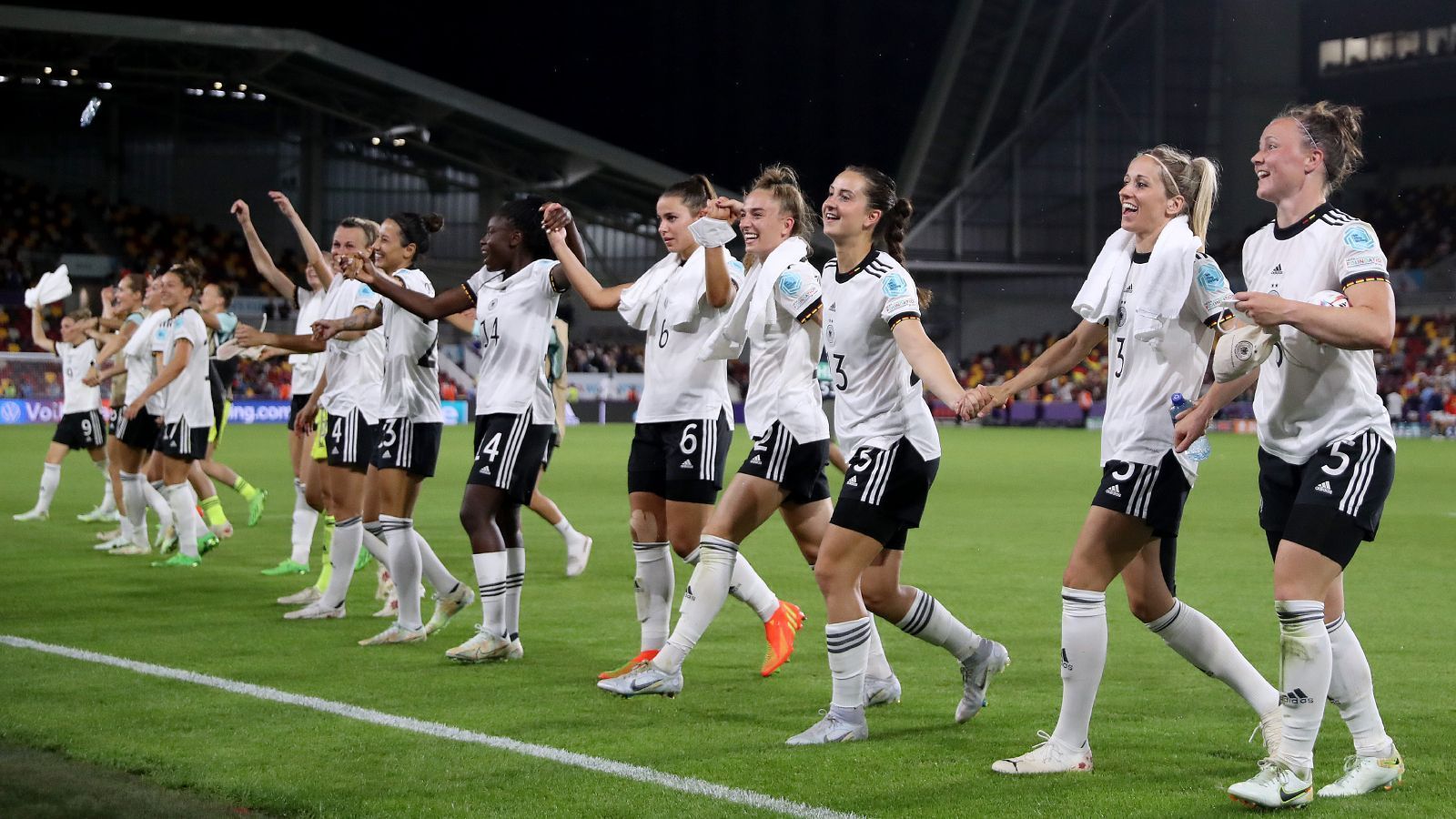 
                <strong>Die Prämien der DFB-Frauen bei der EM 2022</strong><br>
                Am Abend steht für die deutsche Frauen-Nationalmannschaft das Viertelfinale gegen Österreich an (ab 21 Uhr live im Ticker). Dabei will die Elf von Martina Voss-Tecklenburg nicht nur den EM-Titel gewinnen, sondern auch die damit verbundene Rekordprämie einstreichen. ran zeigt, wie viel die DFB-Mädels bei einem jeweiligen Abschneiden verdienen.
              