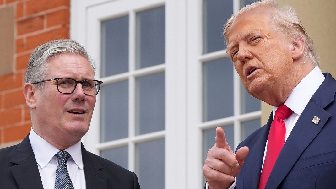 Vor einem Treffen mit Keir Starmer (links) richtete Trump eine Drohung Richtung Moskau.