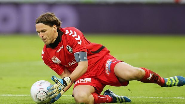 
                <strong>Thomas Gebauer (SV Ried)</strong><br>
                Thomas Gebauer (SV Ried): Seit 2006 spielt der gebürtige Augsburger beim österreichischen Bundesligisten. 2012 erhielt der mittlerweile 33-Jährige auch die österreichische Staatsbürgerschaft. Bislang lief er 274 Mal für die Oberösterreicher in der Bundesliga auf. In Deutschland spielte er unter anderem für Bayreuth und die zweite Mannschaft von 1860 München. 
              