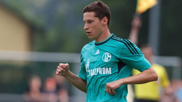 
                <strong>FC Schalke 04 Champions League Trikot</strong><br>
                Einige Fragezeichen wirft das grün-schwarze, internationale Trikot von Schalke 04 auf. Die Erklärung des Vereins: Das Dress ist an die Farben der Stadt Gelsenkirchen angelehnt
              
