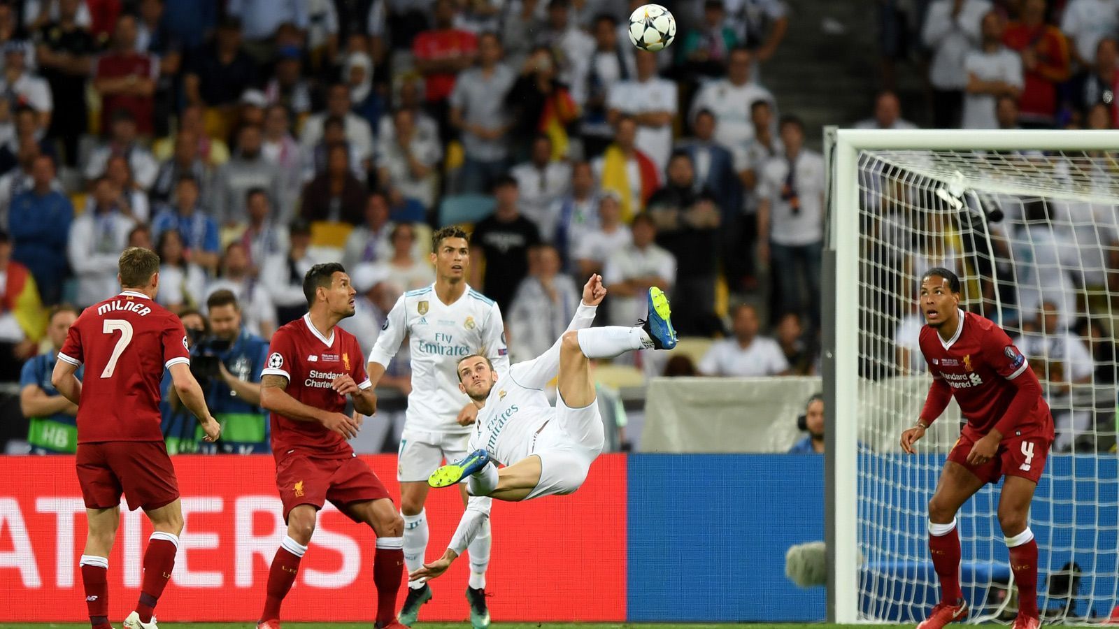 
                <strong>Traumtor Bale - Real führt wieder</strong><br>
                Denn dann kommt Gareth Bale - und trifft ähnlich sehenswert wie schon Cristiano Ronaldo per Fallrückzieher gegen Juventus Turin im Viertelfinale. Real führt wieder 2:1.
              