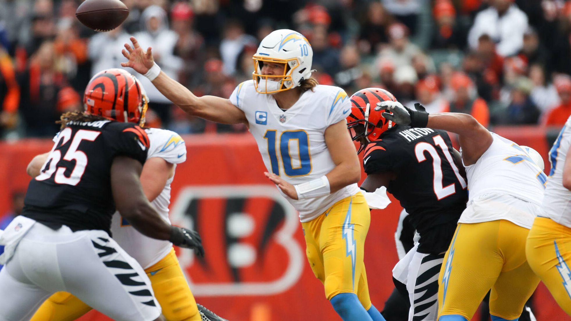 
                <strong>Gewinner: Justin Herbert</strong><br>
                26 von 35 angebrachte Pässe. 317 Passing Yards. 3 Touchdowns. 1 Interception. Chargers-Quarterback Justin Herbert machte gegen die Cincinnati Bengals ein starkes Spiel. Dabei gelangen mit tiefen Pässen über 41, 47, 44 und 33 Yards auch zahlreiche Big Plays. 10,2 Yards pro Passversuch bedeuteten laut "Pro Football Focus" zudem einen Saisonbestwert für den Erstrundenpick von 2020. Neben seiner puren Armstärke imponierte Herbert auch mit starken Reads. Damit rehabilierten sich die Chargers von der Niederlage gegen die Denver Broncos in der Vorwoche.
              