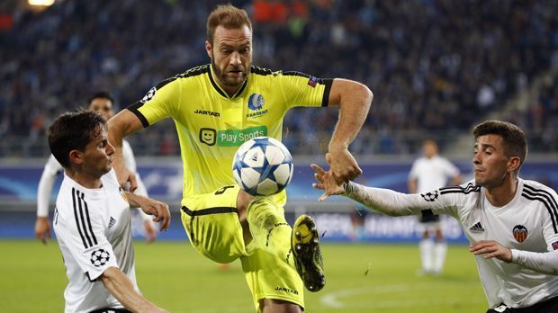 
                <strong>Beim Debüt bis ins Achtelfinale gekommen: KAA Gent</strong><br>
                Als belgischer Meister startete KAA Gent in der Saison 2015/16 erstmals in der Champions League. In einer Gruppe mit Zenit St. Petersburg, Valencia und Lyon wurde Gent mit zehn Punkten Zweiter und qualifizierte sich somit fürs Achtelfinale. Dort traf das Team von Coach Hein Vanhaezebrouck auf den VfL Wolfsburg - und war letztlich ohne Chance. Die Niedersachsen gewannen auswärts mit 3:2 und zuhause dann auch noch mit 1:0. Dennoch konnte sich Gents Champions-League-Debüt sehen lassen, immerhin schlugen die Belgier jeden der drei Gruppengegner zumindest ein Mal.
              