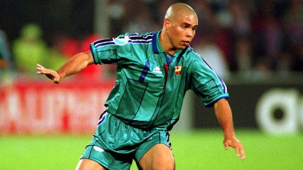 
                <strong>1996/97 Ronaldo (15 Mio)</strong><br>
                Der Startschuss für das Wettbieten um die besten Fußballer der Welt begann 1995 mit dem "Bosman-Urteil". Fußball-Profis konnten fortan nach Vertragsende ablösefrei wechseln. In der Saison 1996/97 setzte Ronaldo eine neue Bestmarke: Für umgerechnet 15 Mio Euro wechselte der damals 19-jährige Brasilianer vom PSV Eindhoven zum FC Barcelona...
              