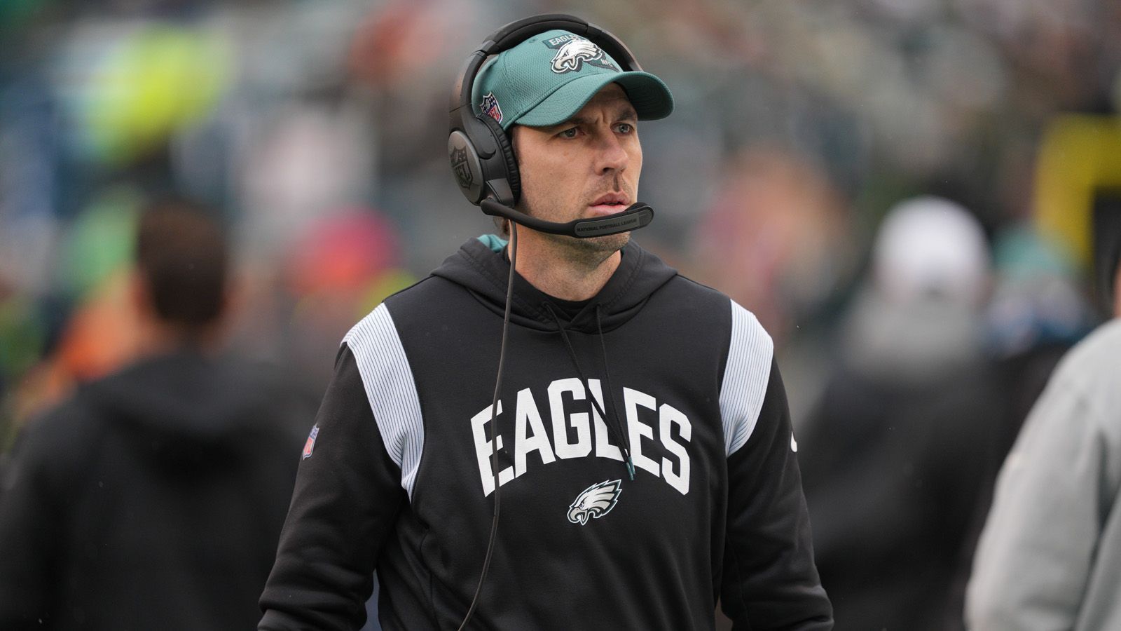 
                <strong>Shane Steichen (Offensive Coordinator)</strong><br>
                Zunächst wurde bekannt, dass Offensive Coordinator Shane Steichen die Eagles gen Indianapolis verlässt, um dort der neue Head Coach der Colts zu werden. Steichen übernahm 2021 das Playcalling in Philadelphia und hatte großen Anteil an der Entwicklung zu einer der besten Offenses der Liga. Auch Jalen Hurts wuchs mit seinem Offensive Coordinator und entwickelte sich als Dual-Threat-Quarterback zum MVP-Kandidaten. Sowohl hausinterne als auch externe Nachfolger stehen im Gespräch für seine Nachfolge.
              