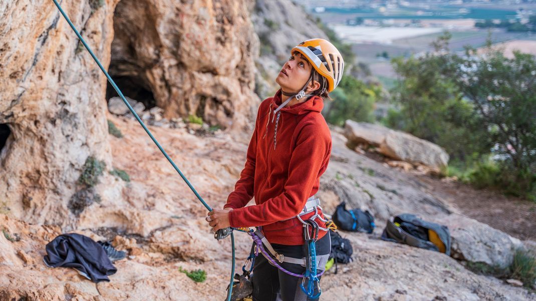 Ob in der Halle oder direkt am Felsen: Klettern sorgt für eine Adrenalin-Schub und macht dich fit. Wir zeigen, welche Ausrüstung du für den Start brauchst. 