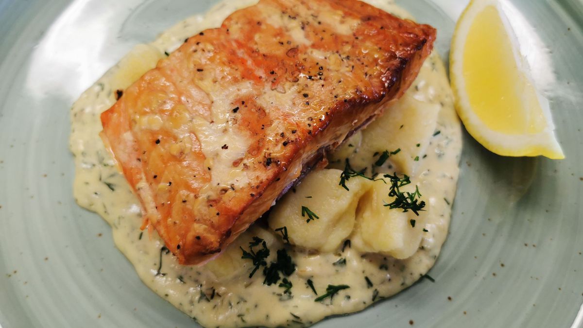 Hausgemachte Gnocchi in Dill-Senf-Creme mit Lachs aus dem Smoker