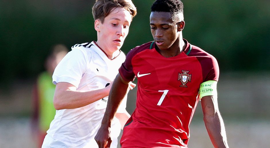 
                <strong>Umaro Embalo (Portugal)</strong><br>
                Dieser Name ist wohl auch einigen deutschen Fußballfans ein Begriff. RB Leipzig buhlte im Winter um den noch 16-Jährigen und war anscheinend sogar bereit, bis zu 20 Millionen Euro an Benfica Lissabon zu überweisen. Dass der Flügelstürmer diese Summe wert ist, wird er versuchen, bei der U17-EM zu beweisen. In dieser Altersklasse debütierte er bereits mit 15 Jahren und drei Monaten und steuerte seitdem in 25 Partien 16 Tore bei.
              