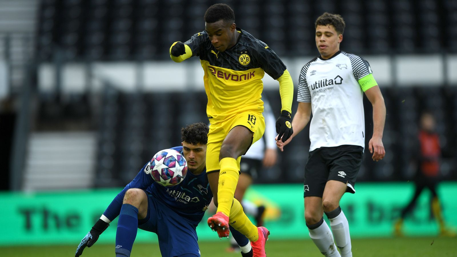 
                <strong>Youssoufa Moukoko gibt DFB-Comeback: Seine Mega-Zahlen der Saison</strong><br>
                Und auch auf internationaler Bühne zeigt sich der Youngster äußerst treffsicher. In den sieben Spielen der UEFA U19 Youth League trug sich der Wunderstürmer in sieben Partien vier Mal in die Torschützenliste ein. Darunter ein Dreierpack beim 5:1-Erfolg gegen die Jugend von Slavia Prag. Die Zeichen bei Moukoko stehen also klar auf Profikarriere, jedenfalls geht…
              