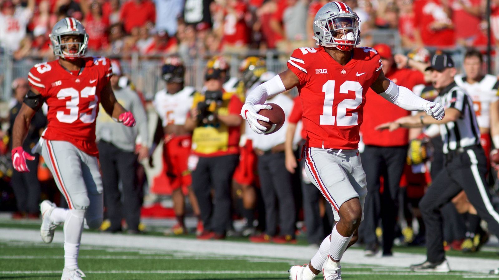 
                <strong>Denzel Ward (Cleveland Browns)</strong><br>
                Cornerback Denzel Ward hatte zwar keine einstellige Nummer im College, jedoch auch eine bis letzte Woche illegale in der NFL. Für die Ohio State Buckeyes verteidigte er mit der Rückennummer zwölf die Pässe. Nach dem Draft 2018 wählte er für die Cleveland Browns die Nummer 21, die Ziffern blieben also gleich im Vergleich zum College.
              