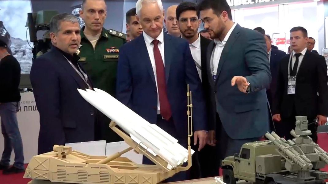 Auf diesem Videostandbild, das vom Pressedienst des russischen Verteidigungsministeriums am 14. August 2024 veröffentlicht wurde, besucht der russische Verteidigungsminister Andrej Beloussow (M) einen Stand des iranischen Verteidigungsministeriums.
