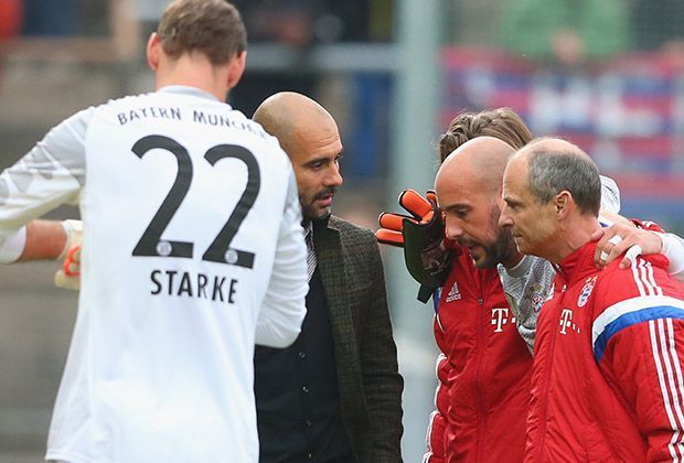 
                <strong>FC Bayern beim Paulaner-Cup</strong><br>
                Ersatz für den Ersatz! Tom Starke (l.) löst Reina ab - währenddessen erkundigt sich Pep Guardiola nach den Problemen seines Landsmannes. 
              
