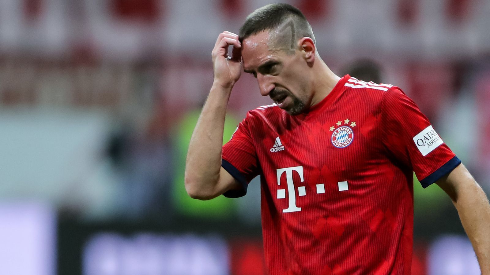 
                <strong>Ribery attackiert wohl Fotografen (2018)</strong><br>
                Ribery soll im September 2018 einen Fotografen attackiert haben. Laut der "Bild" saß der Franzose im Taxi, als er abgelichtet wurde. Der Spieler stieg aus und stürmte wohl auf den Fotografen zu. Der Bayern-Star soll ihn am Handgelenk gepackt und angeschrien haben, er solle die Fotos sofort löschen. Im Verlauf der lautstarken Auseinandersetzung habe sich der Fotograf schließlich der verbalen und körperlichen Attacke des Fußballers dem Anschein nach gebeugt.
              