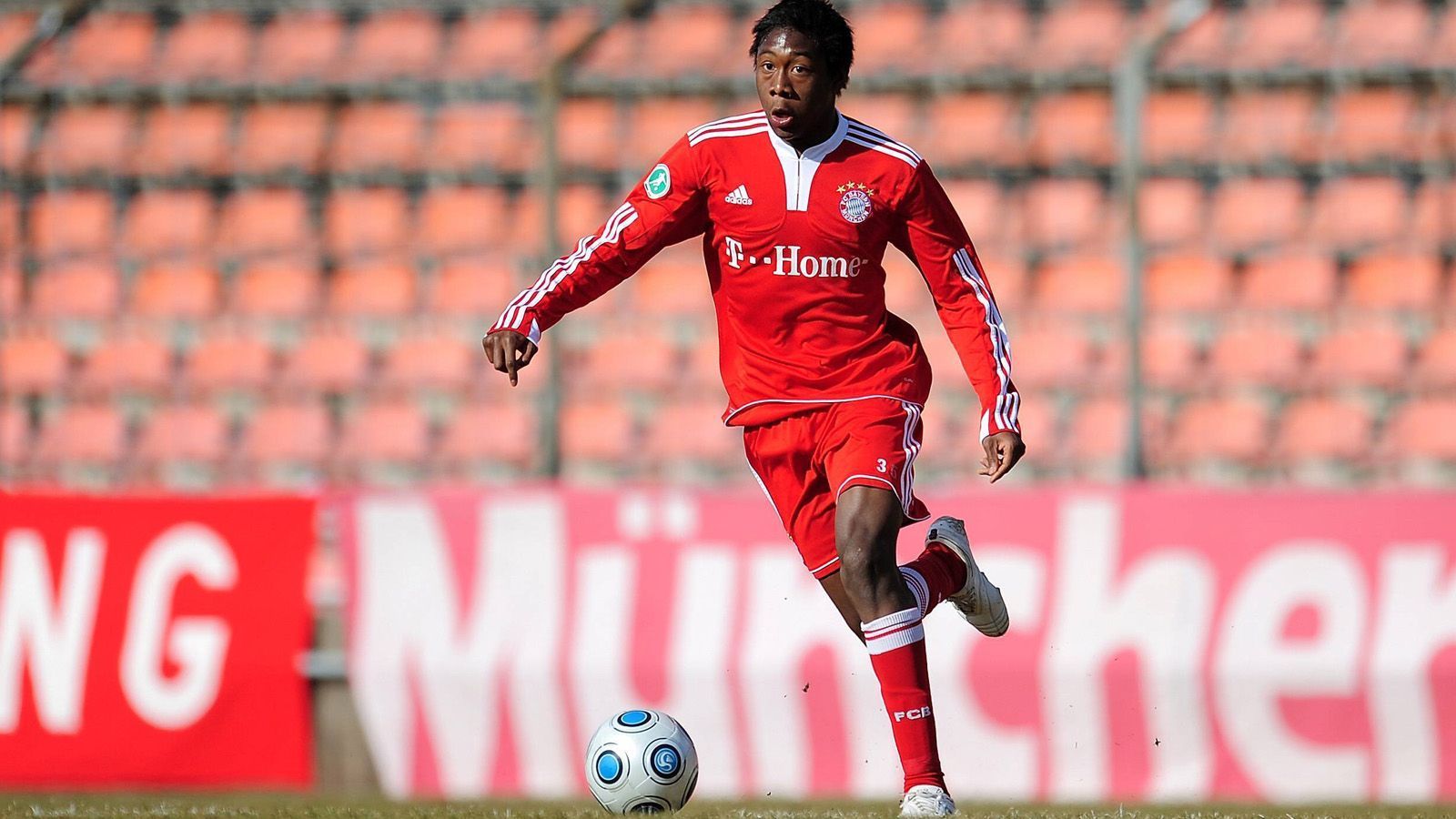 
                <strong>Verteidiger: David Alaba</strong><br>
                Mit 16 Jahren verließ David Alaba seinen Heimatverein Austria Wien und wechselte in die Nachwuchsabteilung des FC Bayern München. Bereits ein Jahr später lief er für die 2. Mannschaft des FC Bayern in der 3. Liga auf. Alaba absolvierte insgesamt 33 Drittliga-Spiele, wurde von Trainer Louis van Gaal parallel dazu regelmäßig bei den Profis eingesetzt.  
              