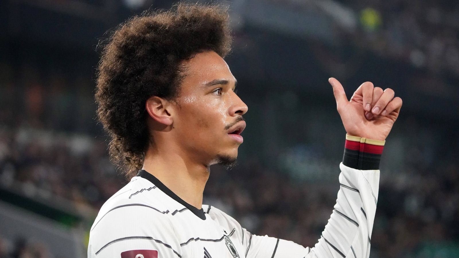 
                <strong>Gewinner: Leroy Sane</strong><br>
                Beim FC Bayern München erlebte Sane unter Hansi Flick eine schwierige Saison. Dafür dreht er nun unter dem Bundestrainer Flick auf. Seine Bilanz unter Flick: fünf Spiele, vier Tore, eine Vorlage. "Die Leichtigkeit ist zurück. Und die Art und Weise, wie er Fußball spielt macht einfach Spaß", lobt der Bundestrainer.
              