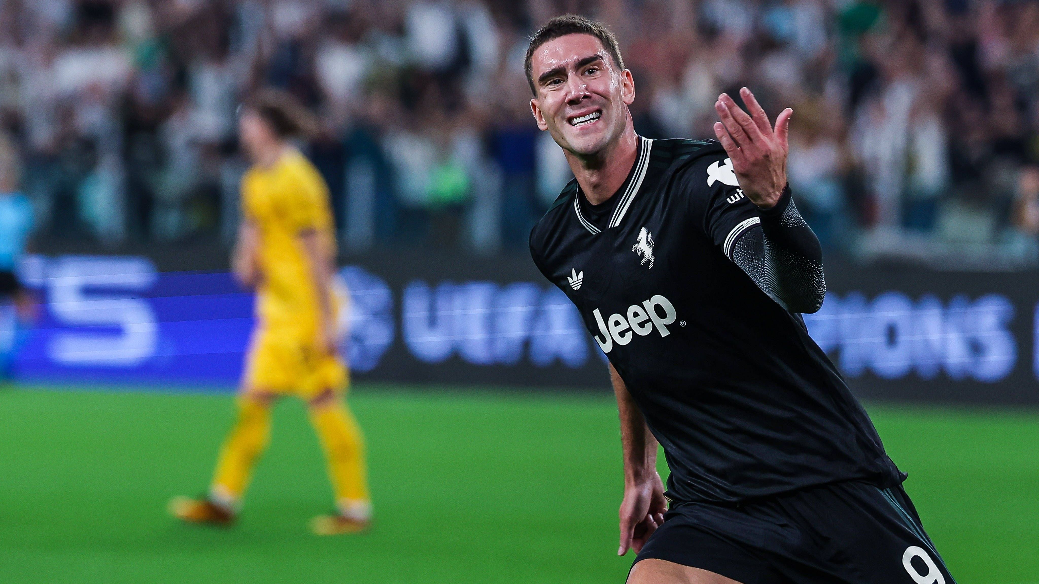 <em><strong>Dusan Vlahovic (Juventus Turin)</strong><br>Manchester United, Atletico Madrid und Barcelona haben laut "Gazzetta dello Sport" Juventus-Stürmer Dusan Vlahovic im Blick. Barca sucht dringend einen Nachfolger für den 37-jährigen Robert Lewandowski, dessen Vertrag 2026 endet. Vlahovic traf zuletzt viermal in vier Spielen. United plant trotz des 85-Millionen-Transfers von Benjamin Sesko weitere Offensivverstärkungen, während Atletico mögliche Abgänge von Alvarez oder Sorloth absichert.</em>