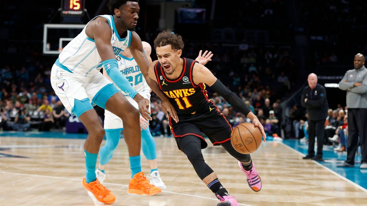 Sport Bilder des Tages NBA, Basketball Herren, USA Atlanta Hawks at Charlotte Hornets Feb 13, 2023; Charlotte, North Carolina, USA; Atlanta Hawks guard Trae Young (11) drives past Charlotte Hornets...