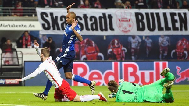 
                <strong>13. Spieltag: RB Leipzig - FC Schalke 04 2:1</strong><br>
                Eine richtig böse Fehlentscheidung gibt es am 13. Spieltag in Leipzig. Schiedsrichter Bastian Dankert fällt schon nach 19 Sekunden auf eine Schwalbe von RB-Stürmer Timo Werner a la Andy Möller herein und entscheidet auf Elfmeter für den Aufsteiger. Rotzfrech verwandelt der Nationalspieler diesen dann selbst und bringt sein Team damit auf Siegkurs. Um eine Sperre durch das DFB-Sportgericht kommt der Ex-Stuttgarter herum - im Gegensatz zu einst Andy Möller.
              