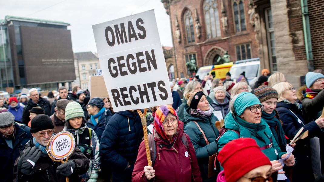 Die "Omas gegen Rechts" haben nach der gemeinsamen Abstimmung der Union mit der AfD wenige Tage vor der Wahl protestiert. Das hat nun Konsequenzen.
