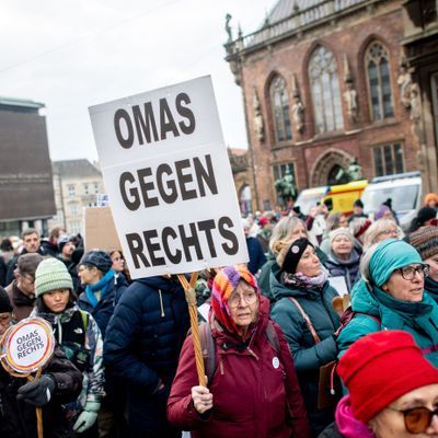 "Omas gegen Rechts" 