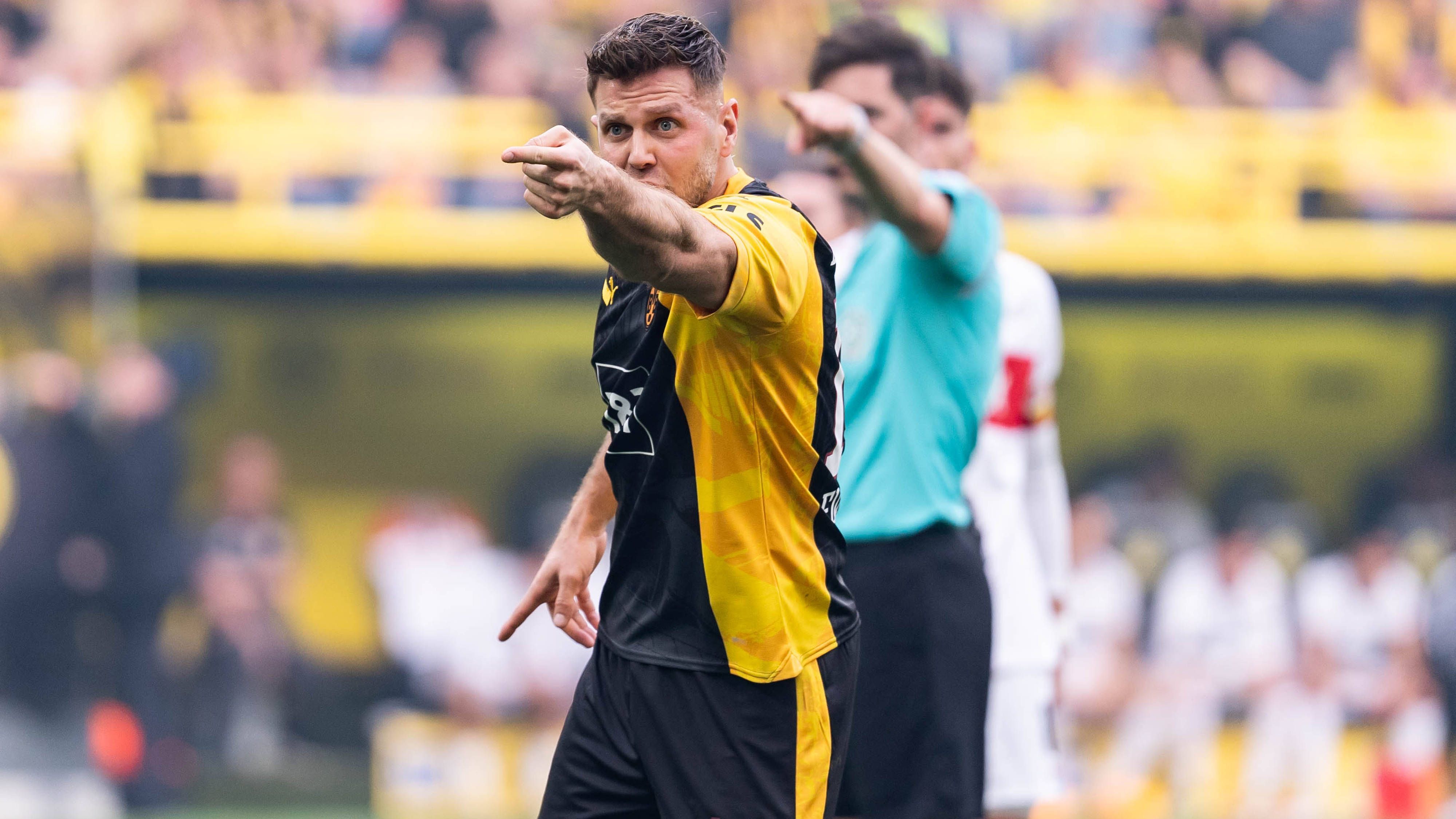 <strong>Niclas Füllkrug</strong><br>Hat lange gar keine Aktionen. Im Spiel nach vorn geht alles über Sancho oder Adeyemi und die beiden sind keine Spieler, die zur Flanke tendieren. So hängt Füllkrug oft in der Luft. Nach gut einer Stunde kommt er erstmals gefährlich zum Kopfball, bekommt aber keinen Druck dahinter. Macht es kurz darauf besser, verfehlt das Tor aber knapp (66.). <em><strong>ran</strong></em>-Note: 4.