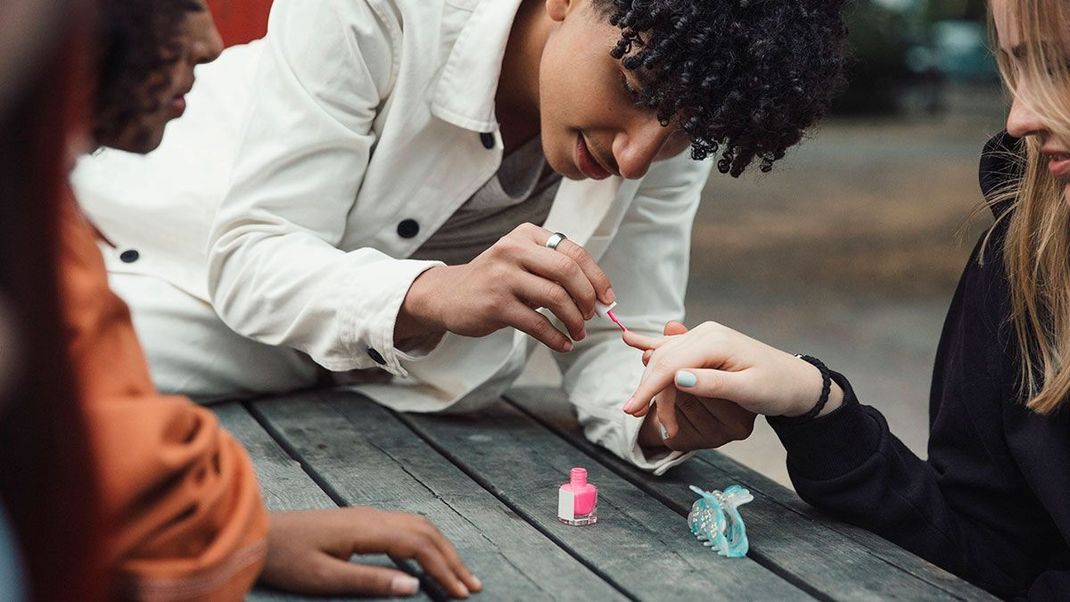 Ein pinker Nagellack bringt Farbe in die kalte Jahreszeit! Im Beauty-Artikel berichten wir über die Beauty-Trends für Herbst und Winter.