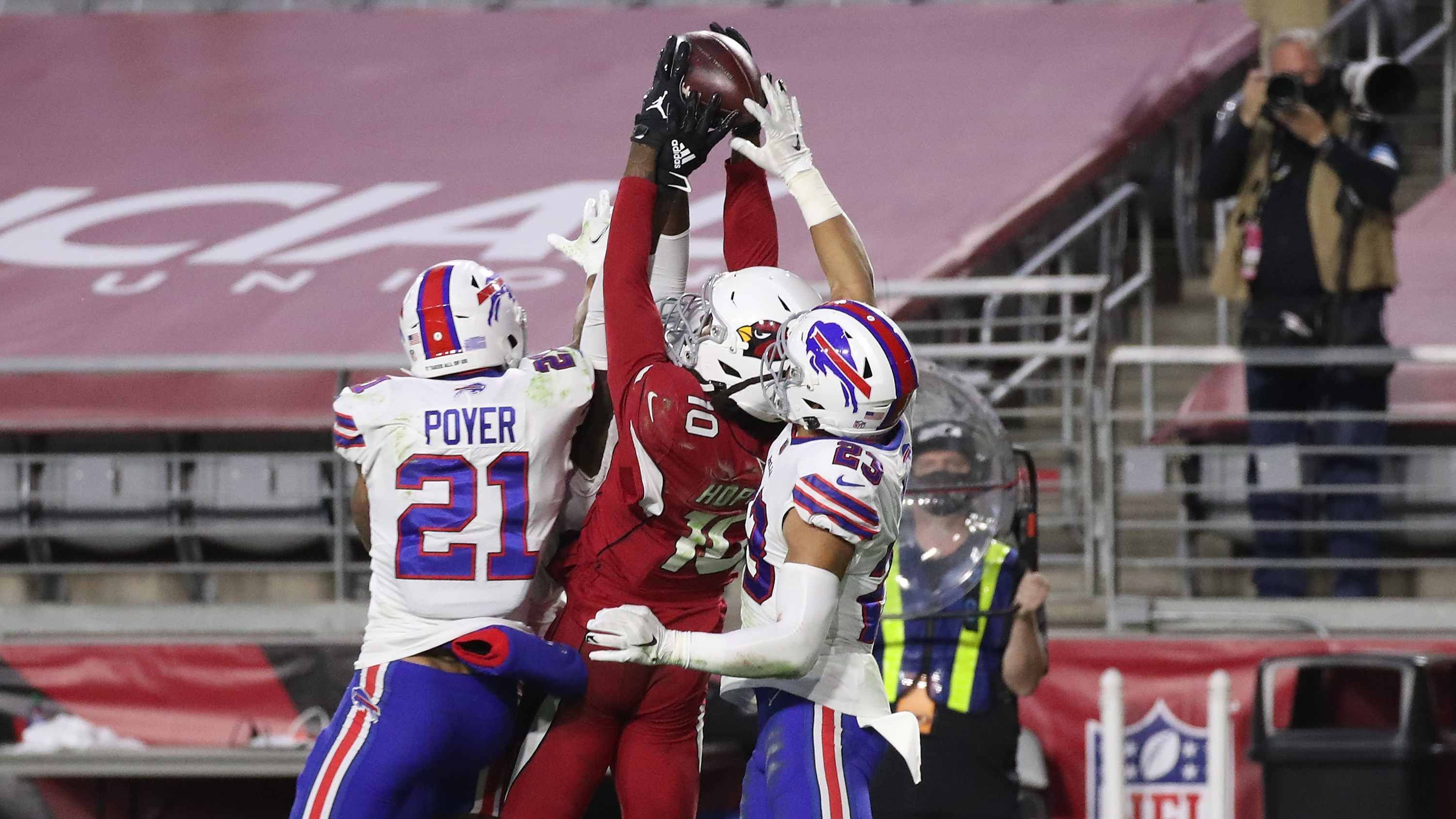 
                <strong>Gewinner: Kyler Murray und DeAndre Hopkins </strong><br>
                WAS FÜR EIN CATCH!? Quarterback Kyler Murray und Wide Receiver DeAndre Hopkins lieferten beim 32:30-Erfolg über die Buffalo Bills ein absolutes Monster-Play ab. Es waren nur noch wenige Sekunden auf der Uhr, da setzte Murray zum Hail Mary an und feuerte den Football über 43 Yards in die Endzone. Dort stand Star-Receiver DeAndre Hopkins von drei Bills-Verteidgern zugestellt bereit und fing mit einem der besten Catches der jüngeren NFL-Geschichte doch noch den Touchdown. Mit dem Sieg über die Bills stehen die Cardinals bei einer Bilanz von 6-3 und befinden sich auf Playoff-Kurs. 
              