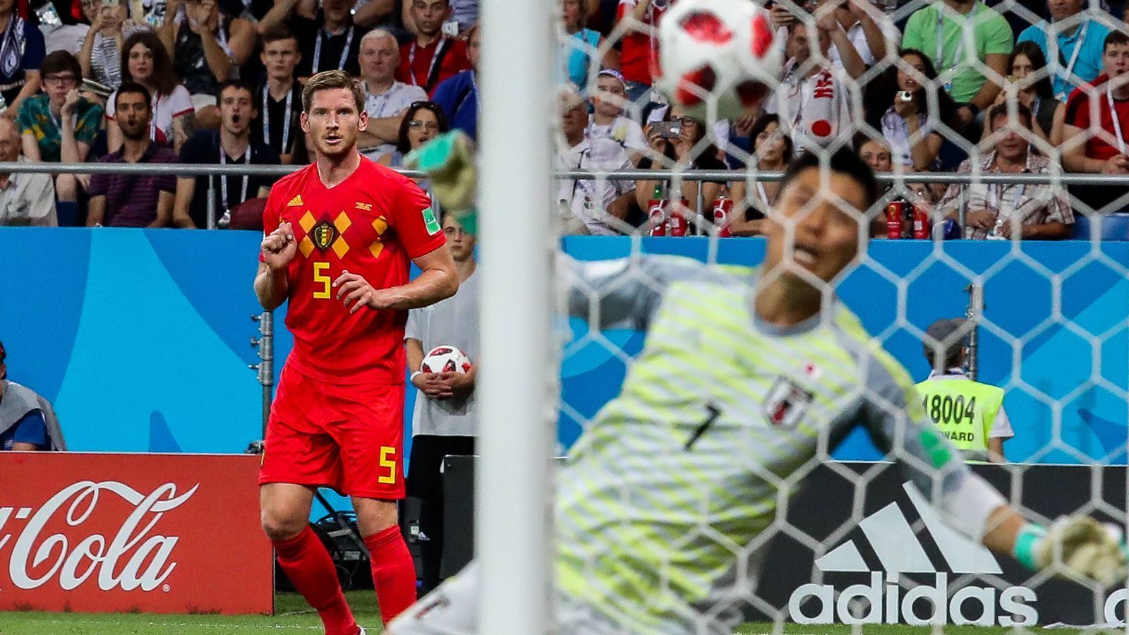 
                <strong>18,6 Meter Entfernung: Belgiens Vertonghen mit Rekord-Kopfballtor</strong><br>
                Der belgische Verteidiger Jan Vertonghen leitete mit seinem Anschlusstreffer zum 1:2 im WM-Achtelfinale gegen Japan nicht nur die Wende zum schlussendlichen 3:2-Erfolg der "Roten Teufel" ein, sondern schaffte es mit seinem Kopfballtor aus 18,6 Metern Entfernung auch in die WM-Geschichtsbücher. Das krumme Ding ist seit Beginn der Datenerhebung im Jahr 1966 jener WM-Kopfballtreffer aus der größten Torentfernung. (Quelle: Opta)
              