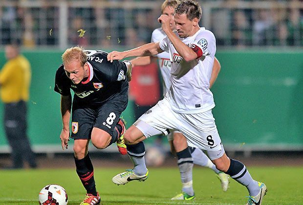 
                <strong>Preußen Münster - FC Augsburg 0:3</strong><br>
                In der Folge lässt der FC Augsburg um Raphael Holzhauser (l.) nichts mehr anbrennen. Die Gäste bestimmen das Spielgeschehen und spielen sich eine Vielzahl von Chancen heraus
              